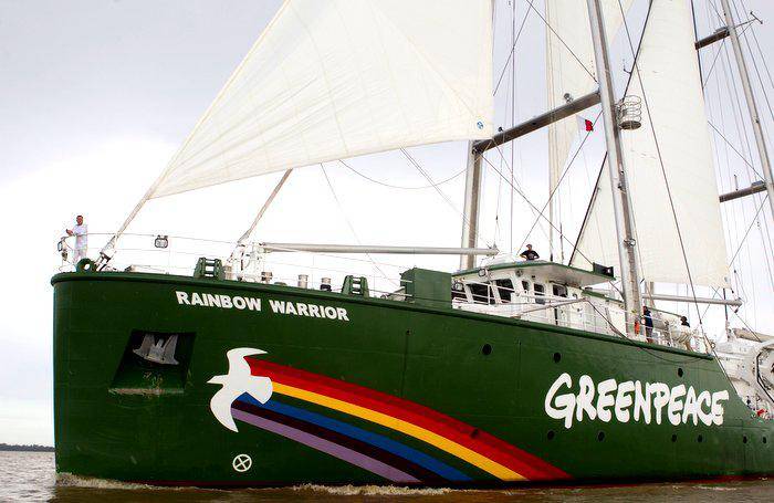 Santos recebe navio do Greenpeace
