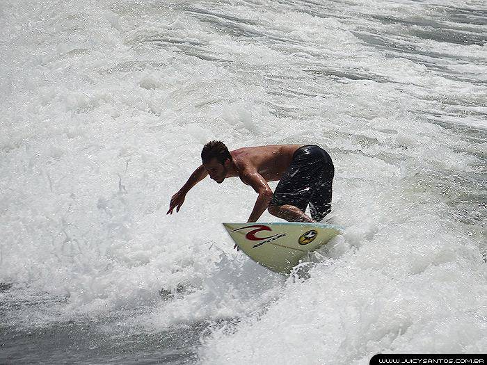Surfe no Emissário, em Santos