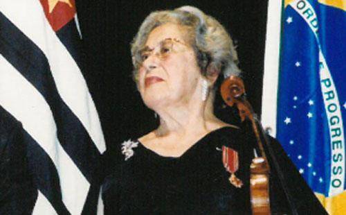 Adelci Paulino: a violinista profissional mais velha do livro dos recordes