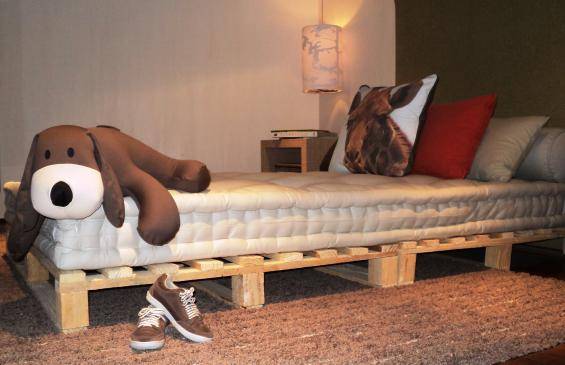 sofa cama futon grosso feita de pallet