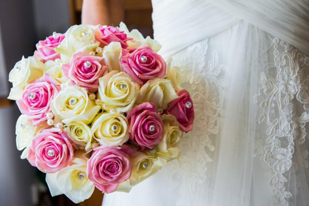 buquê de rosas cor de rosa e branca