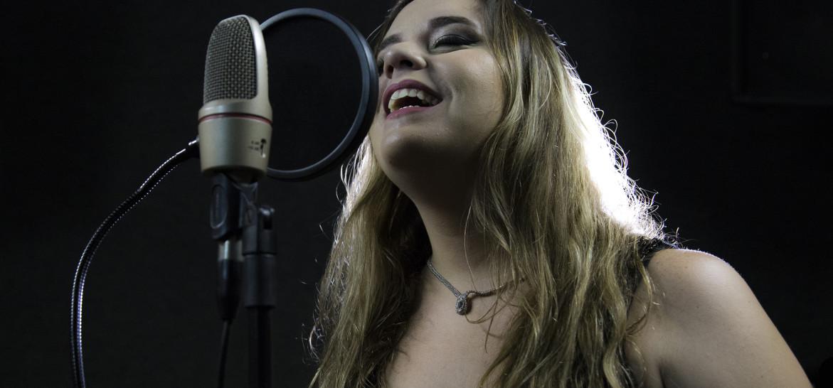 www.juicysantos.com.br - carla mariani concorre ao prêmio profissionais de música