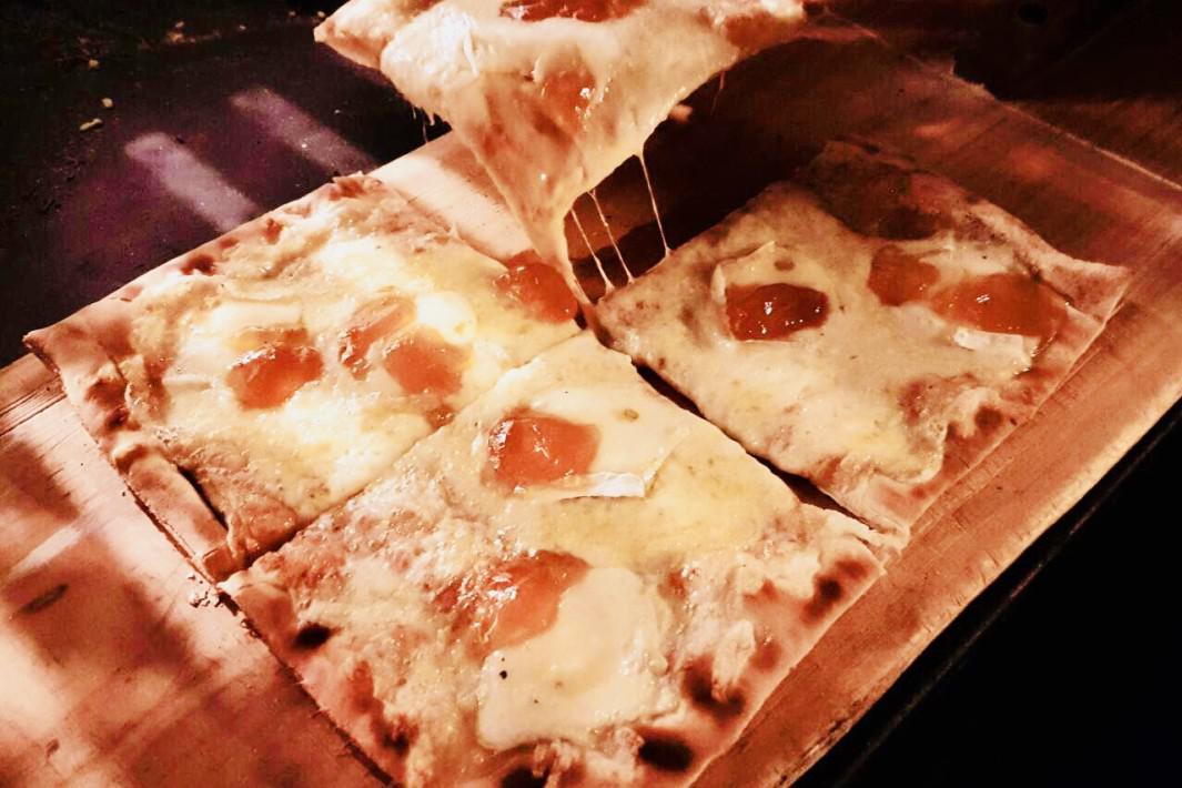 pizza-graminha-queijo-brie-com-damasco
