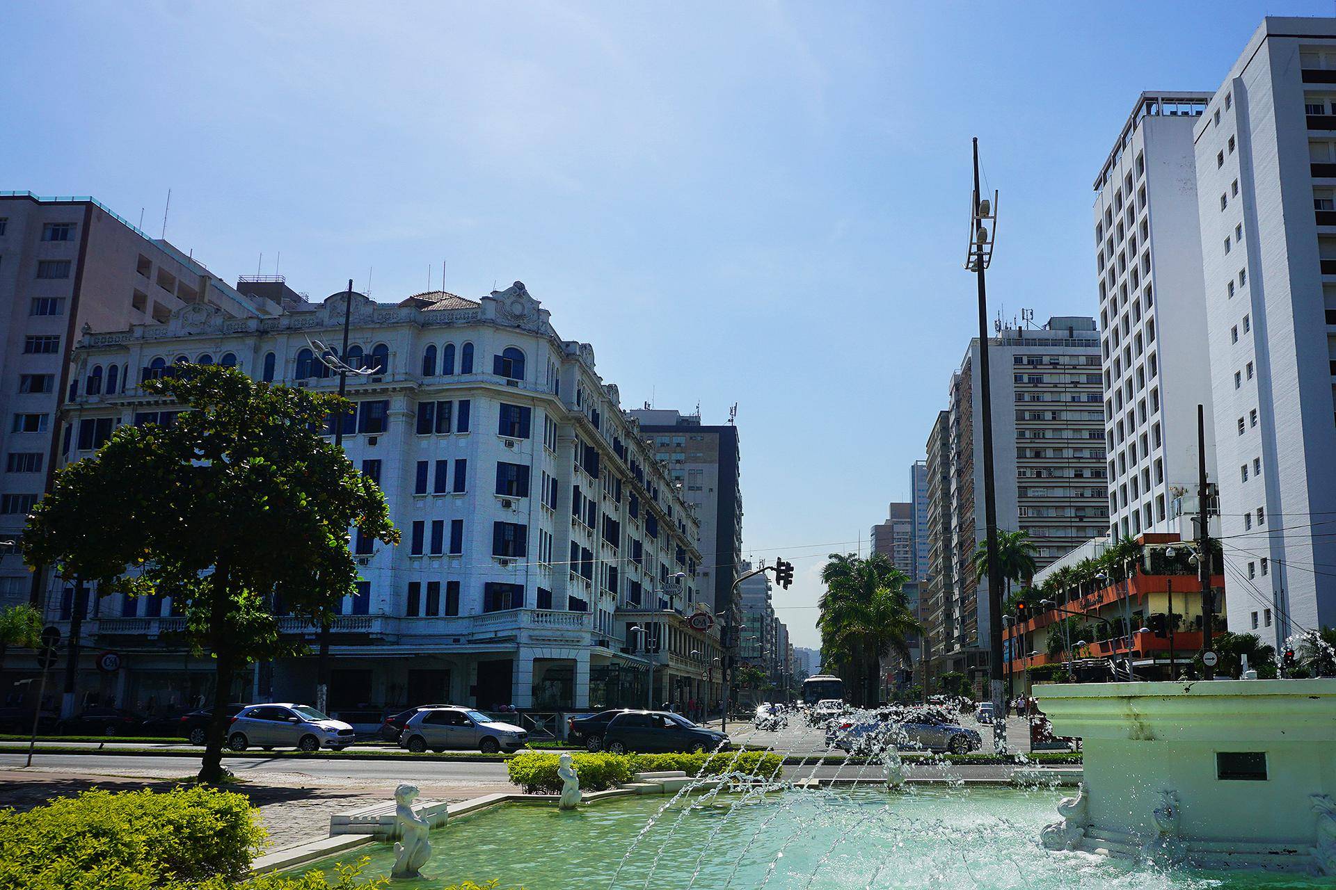 Imagem do Gonzaga com dois hotéis ao fundo: Atlântico e Parque Balneário. O Gonzaga tem algumas opções de hospedagem barata