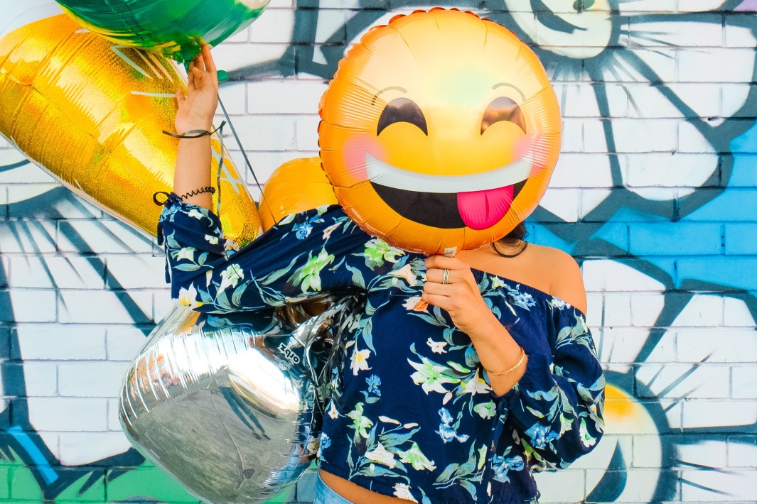 www.juicysantos.com.br - menina com balão de emoji