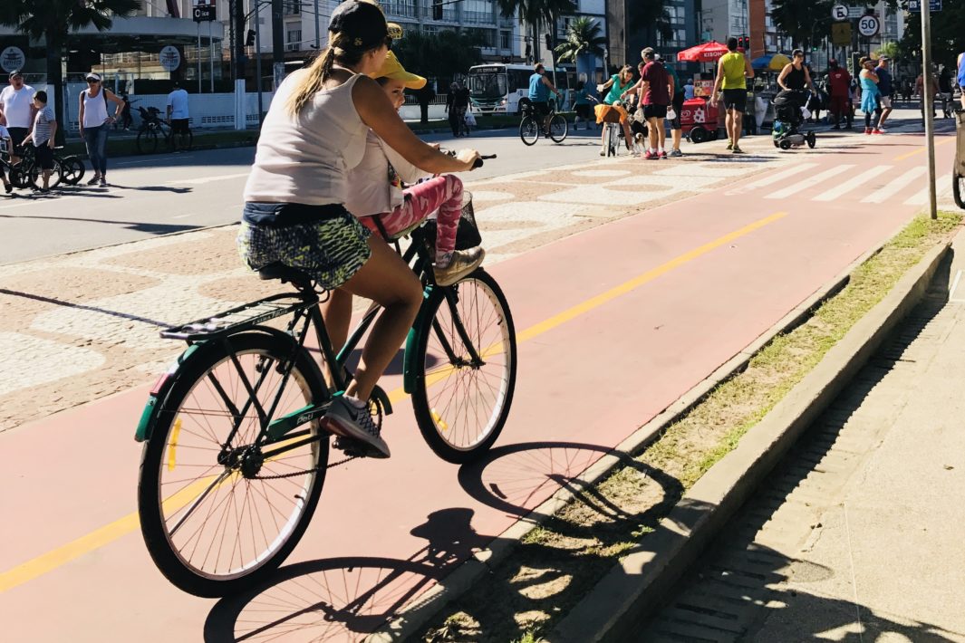 www.juicysantos.com.br - loucuras de santos - mulher em bike na ciclovia