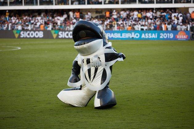 juicysantos.com.br - mascote do Santos FC estava enrolado em plástico