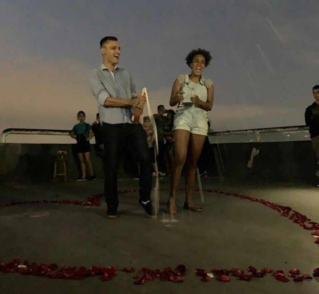 juicysantos.com.br - pedido de casamento na areia da praia de São Vicente