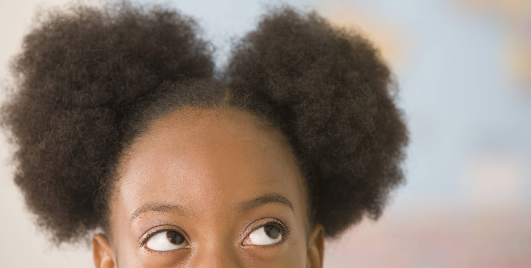 www.juicysantos.com.br - menina negra com cabelo repartido em dois - vozes pretas - criança preta o desafio de um futuro sem racismo