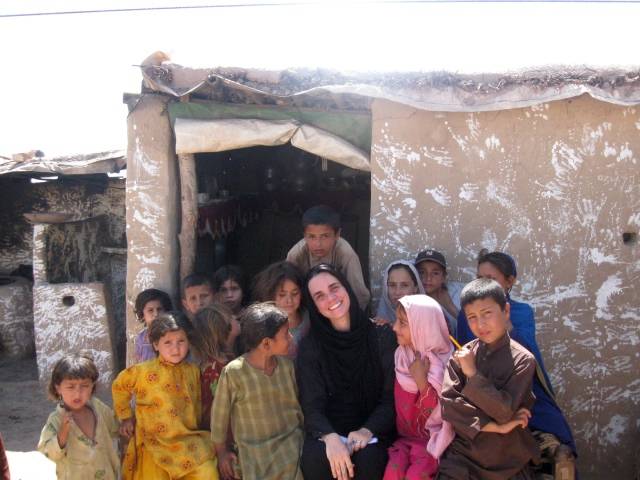 Adriana Carranca, no campo de refugiados Jalozai, no Paquistão.