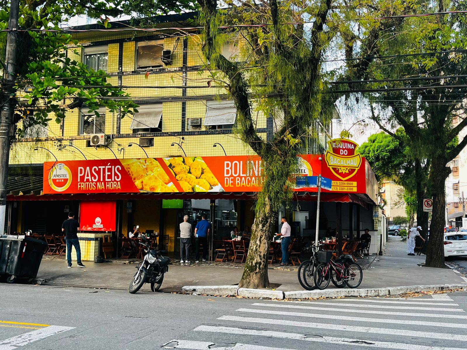 www.juicysantos.com.br - Esquina do Bacalhau: o clássico de Santos que vende mais de 1.000 pastéis por dia