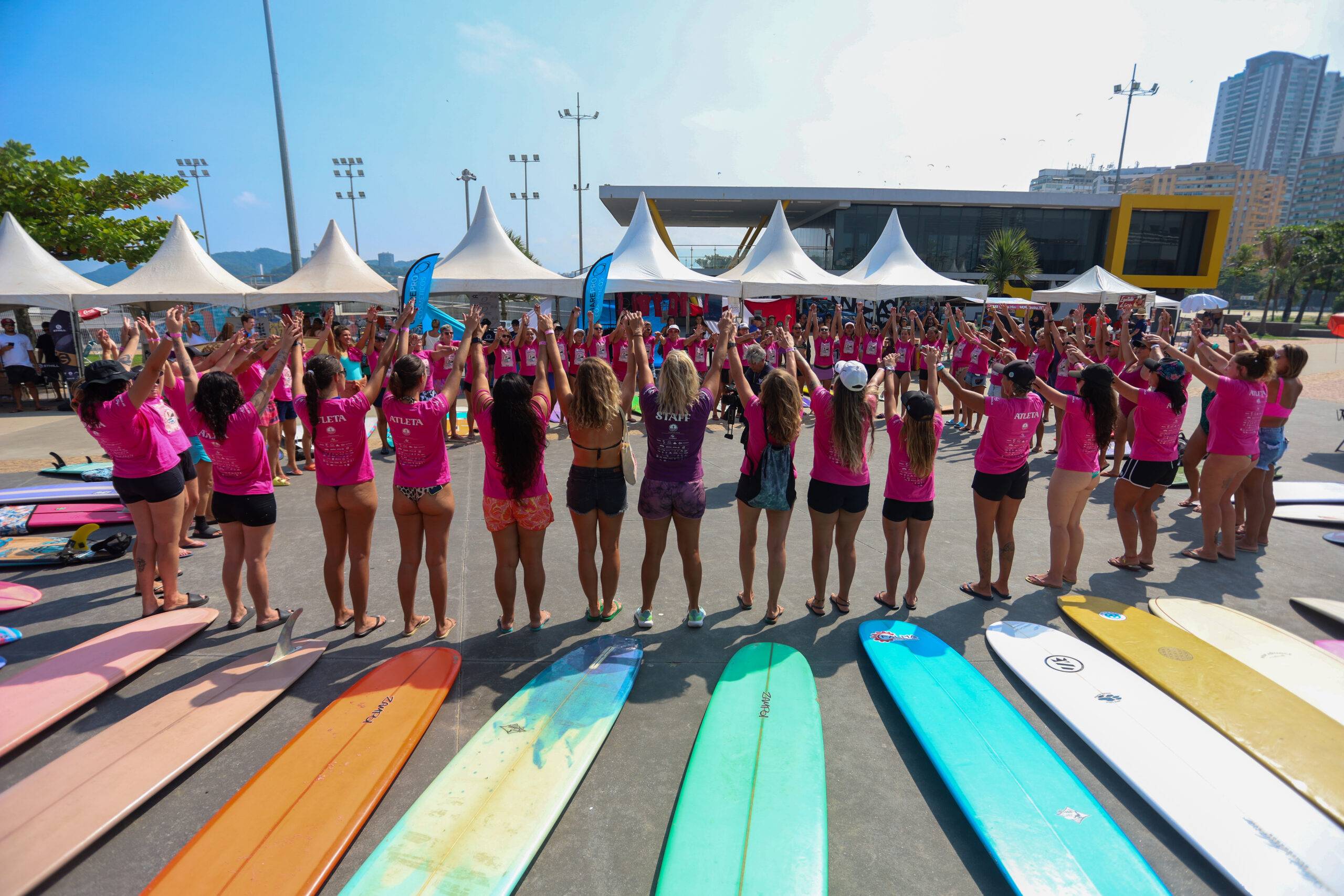 www.juicysantos.com.br - Surfistas mulheres de 7 países se encontram em Santos para festival de longboard