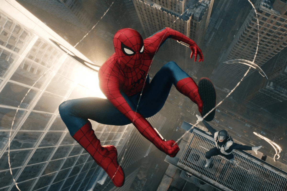 Homem-Aranha desce na teia no Brisamar Shopping