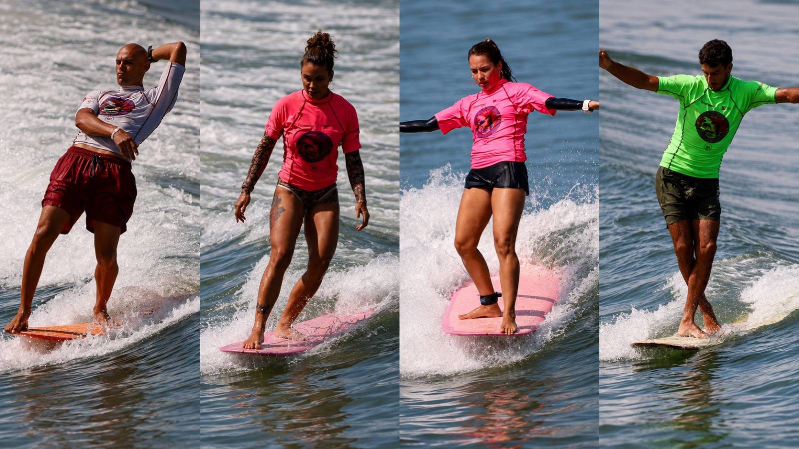 Quatro surfistas, duas mulheres e dois homens, em ação sobre pranchas coloridas em ondas pequenas. O primeiro está de rashguard branco, o segundo e o terceiro de rosa, e o último de verde.