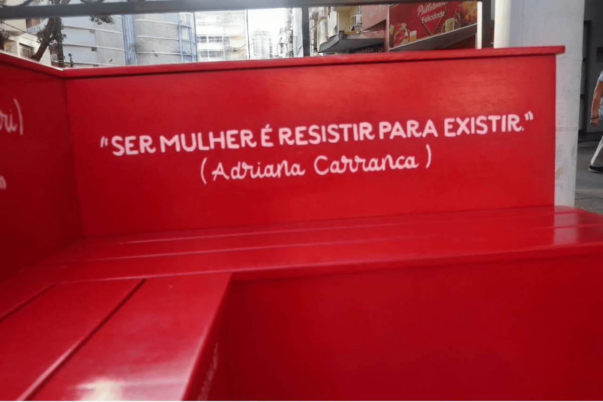 www.juicysantos.com.br - Banco vermelho