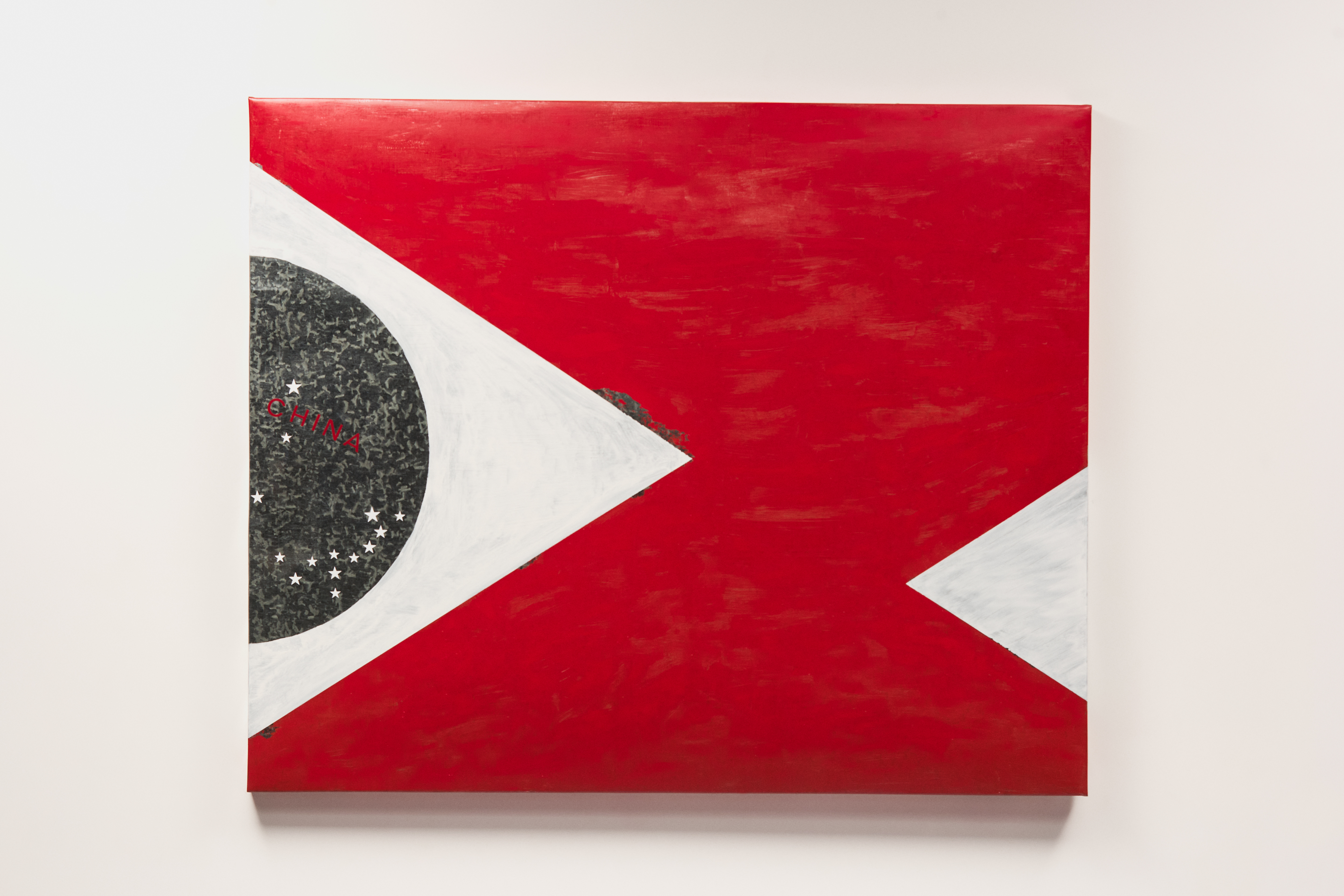 Pintura abstrata vermelha com grande círculo preto contendo estrelas brancas e a palavra CHINA em vermelho, com formas triangulares brancas.